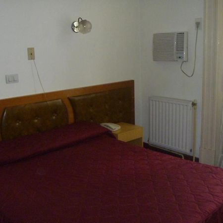 Hotel Turista Buenos Aires Rum bild