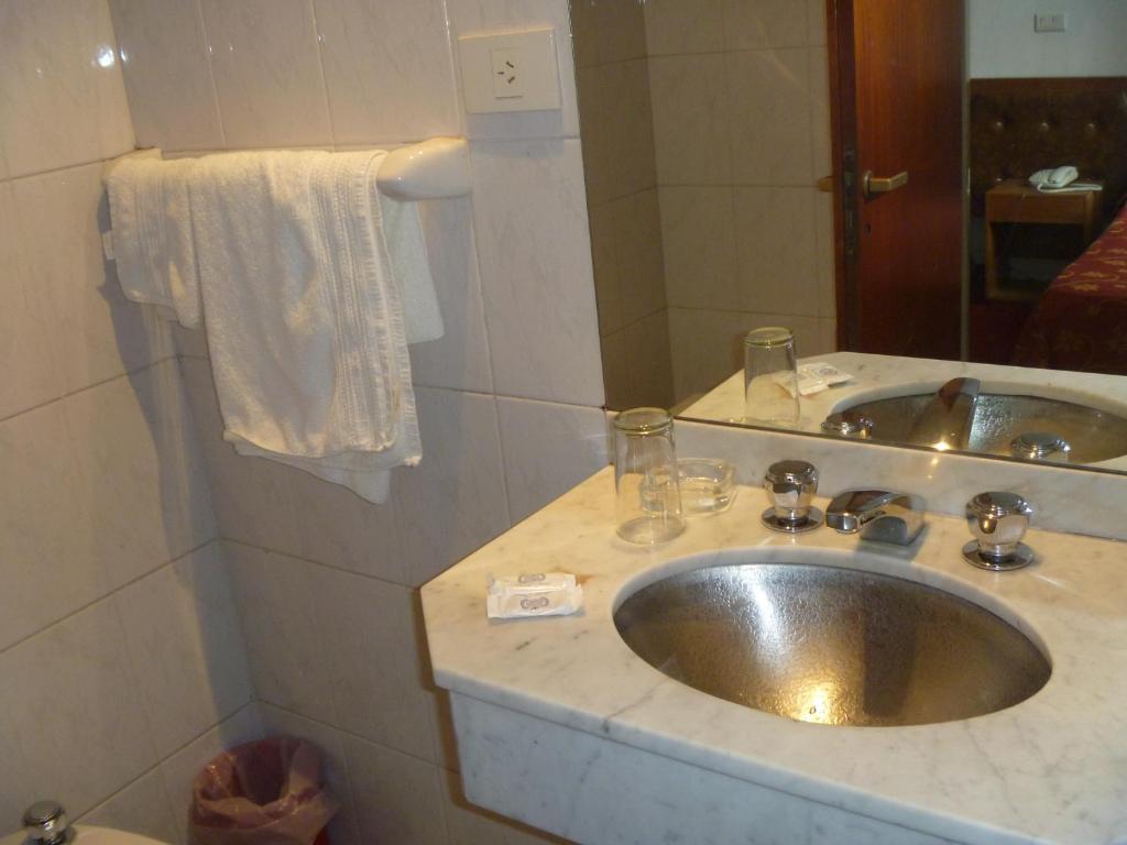 Hotel Turista Buenos Aires Rum bild