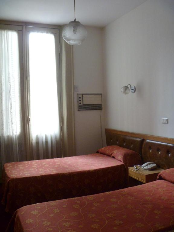 Hotel Turista Buenos Aires Rum bild