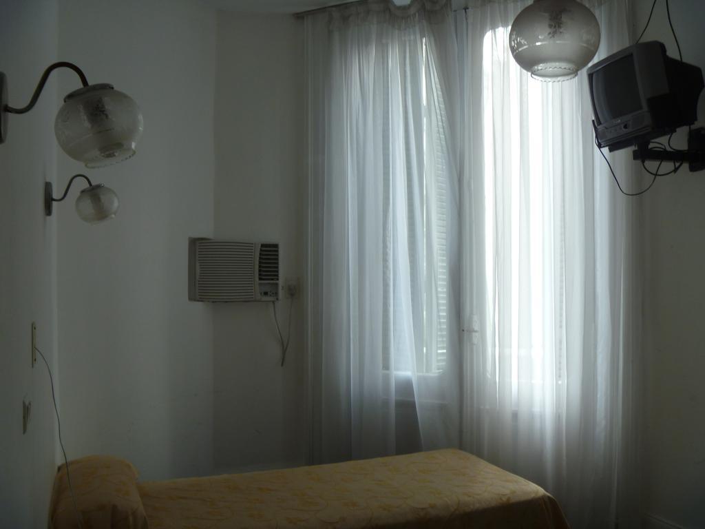 Hotel Turista Buenos Aires Exteriör bild